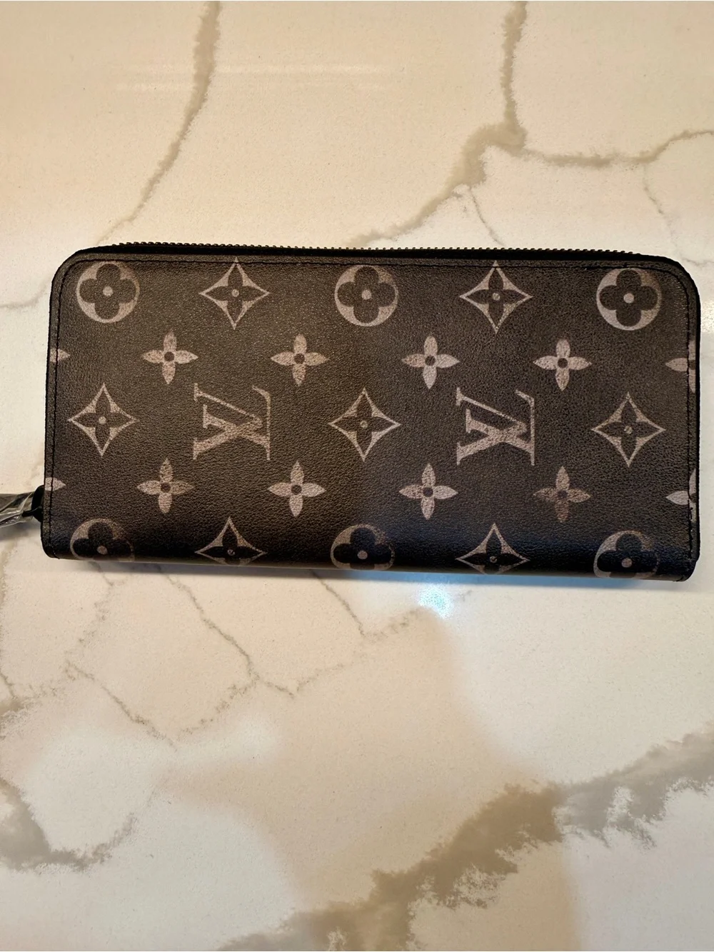 Luxurious  LV BLACK/GRAY MONOGRAM ZIP-AROUND WALLET — DÉFILÉ HOMME PRÉ-FALL 2024